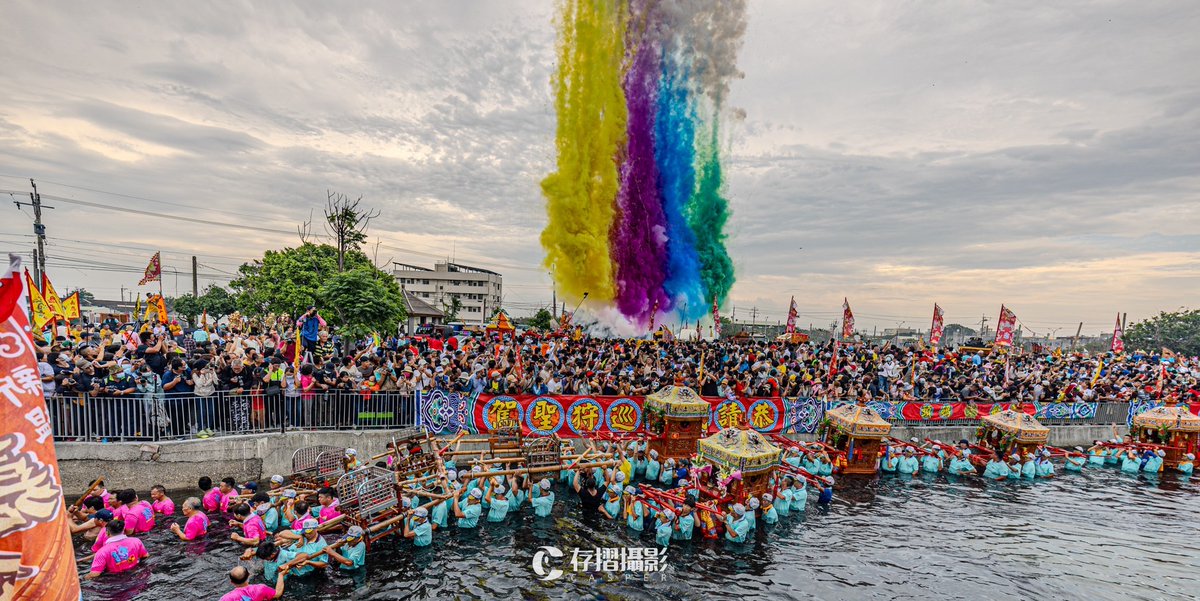 Waterway Race to Welcome Visiting Deities Each year, an invisible ship approaches land in the waters off Xinwen in Chiayi County! It carries 20 deities descended from on high, who are believed to protect local fishermen and fisheries, so locals carry statues of gods from nearby
