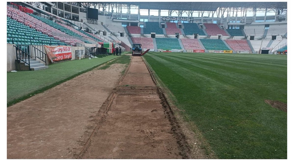 Diyarbakır Stadyumunda çim yenileme çalışmaları başlatıldı. Mevcut çimler sökülüyor. Yeni çim serimi yapılacak. (📸 @PasurunSesiGzt)