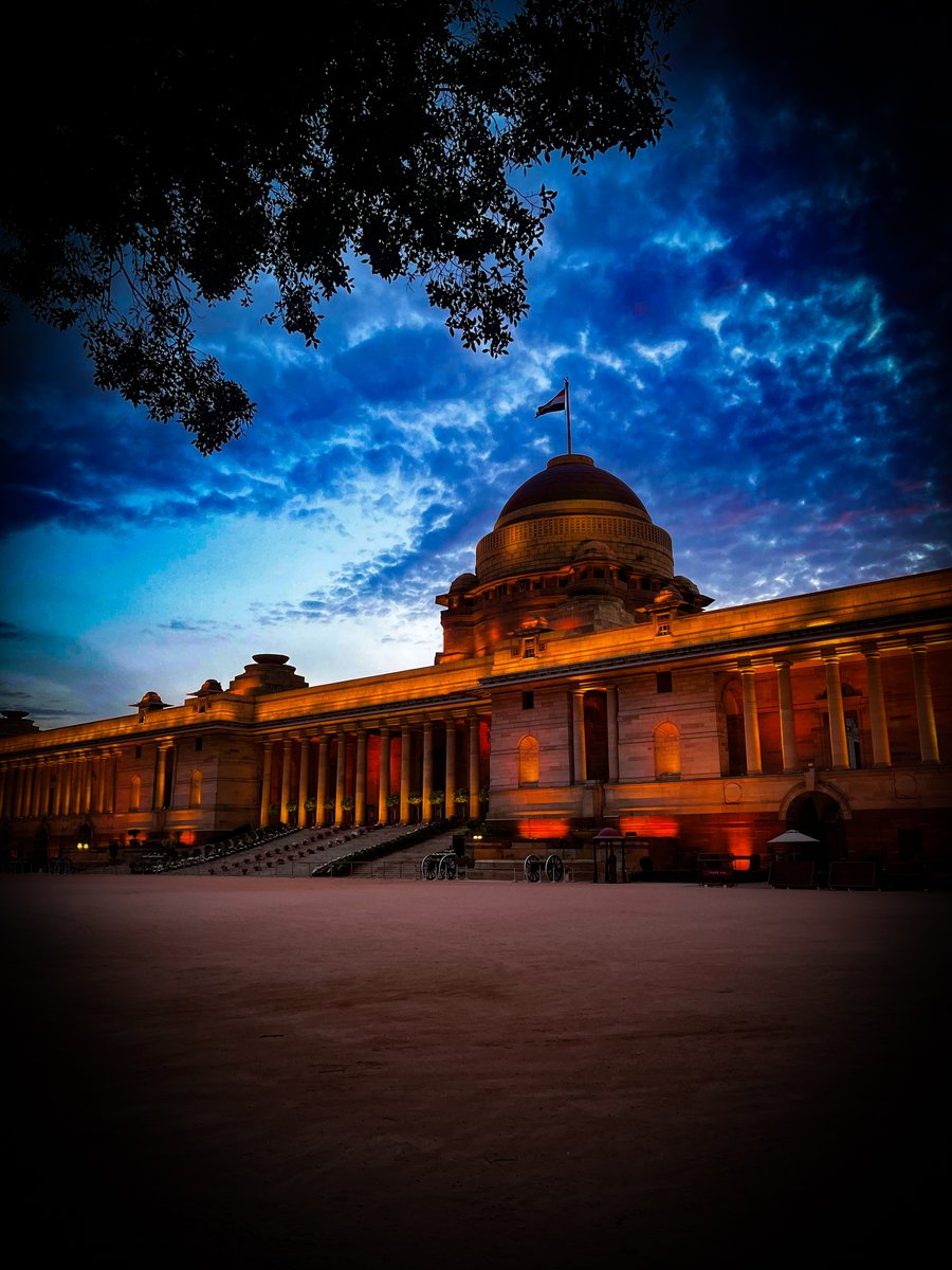 रात्रि में कृत्रिम रौशनी में प्रकाशमय राष्ट्रपति भवन का सुंदर दृश्य

राष्ट्रपति भवन का भ्रमण करने तथा इससे सम्बंधित अधिक जानकारी के लिए ‘राष्ट्रपति भवन’ की आधिकारिक वेबसाइट visit.rashtrapatibhavan.gov.in पर जाएं।

#RashtrapatiBhavan #Delhi #NewDelhi #RbVisit #VisitRb #NightatRb