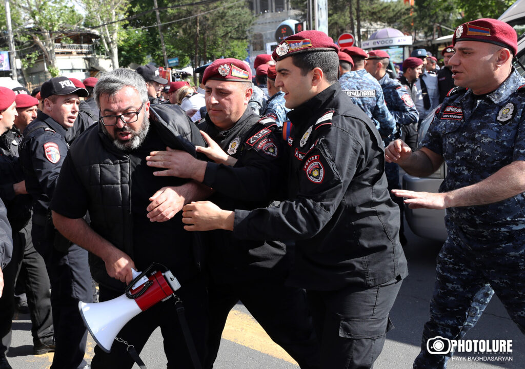 Ermenistan'da protestolar: 100'ün üzerinde kişi gözaltına alındı agos.com.tr/tr/yazi/30243/…