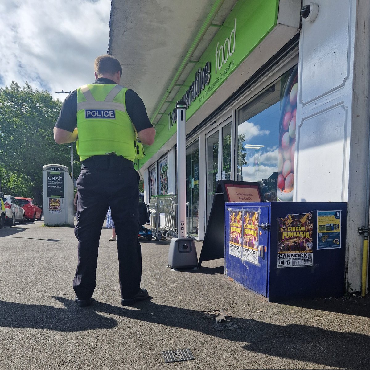 Officers are on patrol around #Pelsall and have been speaking to local people on the High Street whilst carrying out an awareness of knife crime and use of weapons against staff at local businesses whilst utilising a knife arch at the location to deter and prevent crime. ❌️🔪