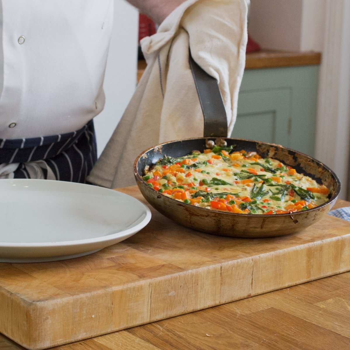 🥘 This vegetable frittata is our #KidneyKitchen #MeatFreeMonday dish. It's packed with red pepper, onion, broccoli, carrots and peas! Full recipe here: kidneycareuk.org/get-support/he… 📣 Nutrition values are calculated per serving. Consult your dietitian or doctor for right diet