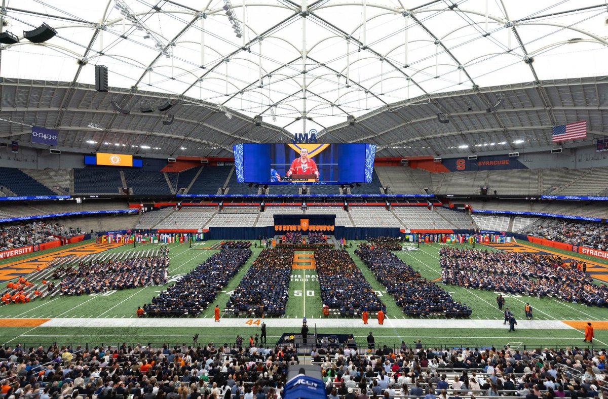 Una grandissima emozione pronunciare il discorso ufficiale dell’anno accademico della @SyracuseU dello Stato di New York. Sulle orme dell’unico altro italiano che ha avuto questo onore, Italo Calvino, ho voluto sottolineare l’importanza della conoscenza e dell’educazione come…