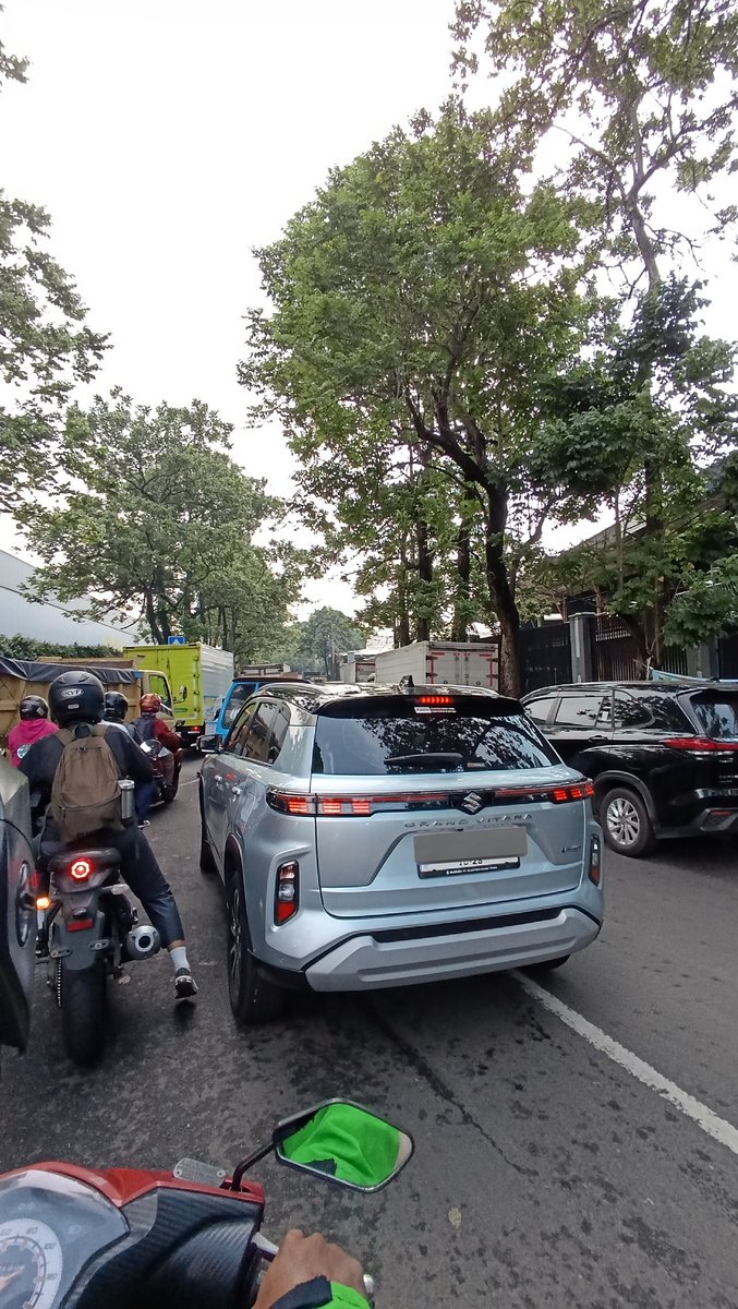 serius deh macet bgtttt tau gasi!! udh pulang panas banget lagiii 😞