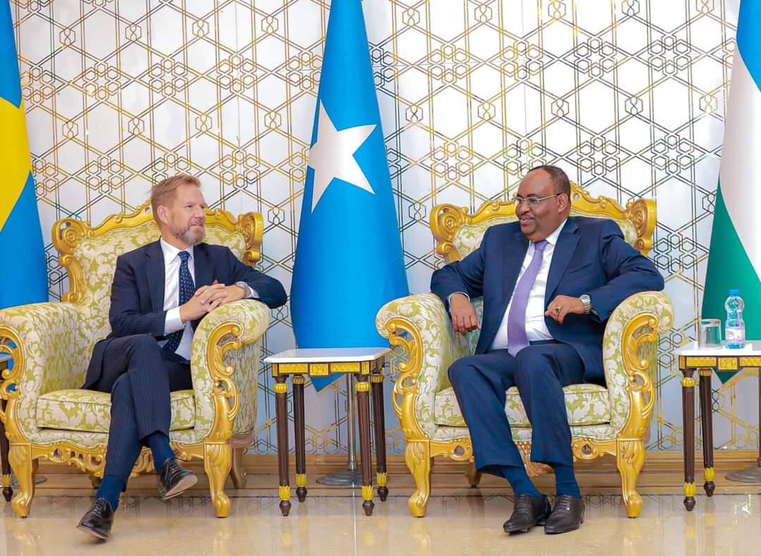 Plstatehouse's tweet photo. 1/3 Madaxweynaha Dowladda Puntland Mudane @HESaidADeni oo uu weheliyo Madaxweyne Ku-xigeenka Dowladda Mudane @HELugatoor, ayaa Qasriga Madaxtooyada ku qaabilay Safiirka Dowladda @SwedeninSomalia Amb. Joachim Waern.
Kulanka oo ay ka qeybgaleen  xubno ka tirsan Golaha Xukuumadda https://t.co/agAHRX5jNq