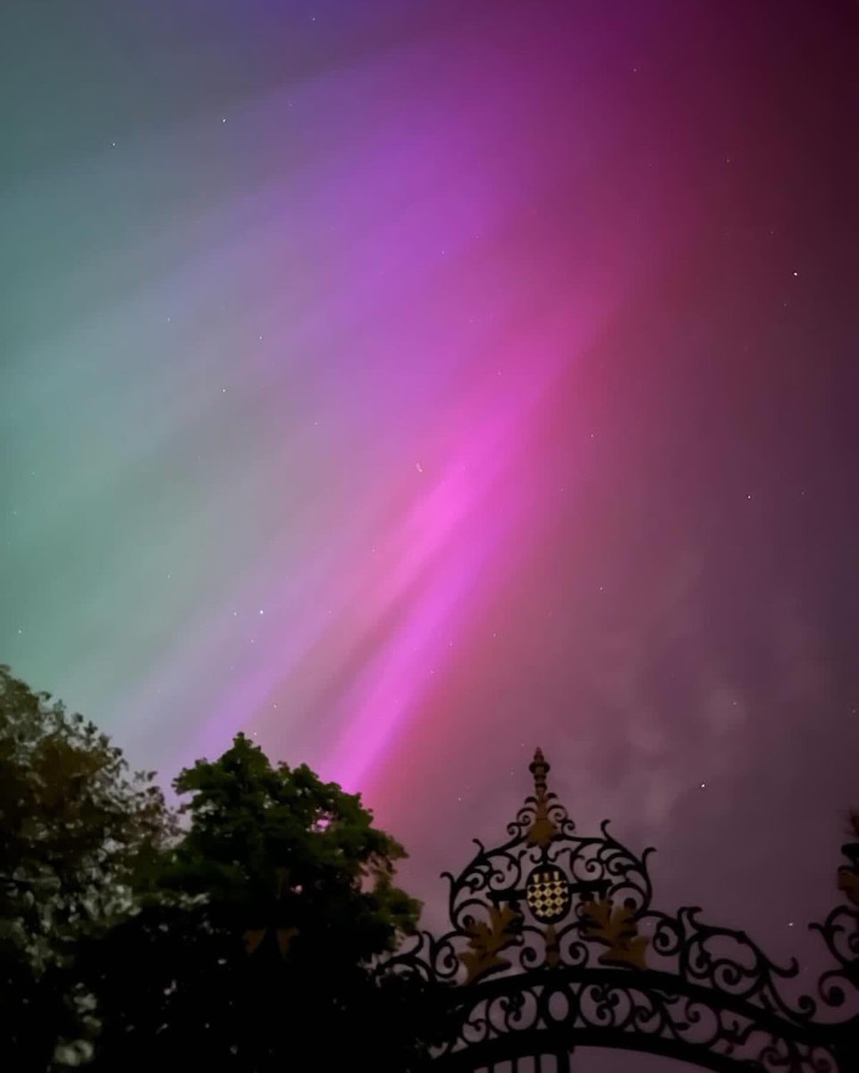 Did you see the Aurora this weekend? We missed it and have been pretty blue about it, but thanks to Jean CC (who took this photo) we can live vicariously through everyone who caught it 🤩✨🎆💜 #aurora #auroraborealis #magdalencollege #oxford