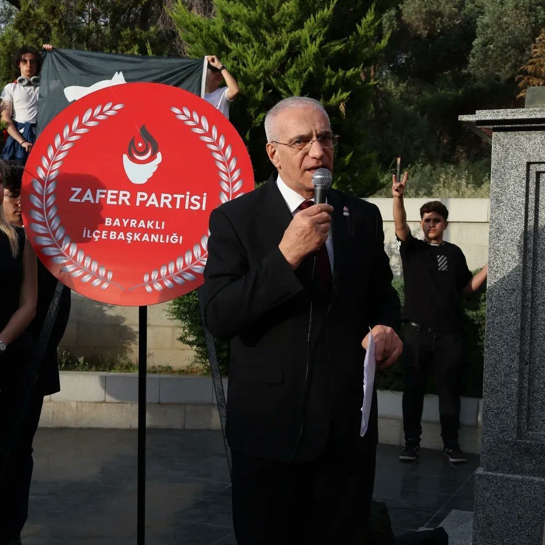 Zafer Partisi İzmir İl Başkanı Naşit Birgüvi: ''Ana muhalefet liderinin gaflet ve dalalet içinde Arap seviciliği yaptığı ve iktidar ile Türk’e hıyanet ortak paydasında buluştuğu bir gündemin gölgesinde Türk Dil Bayramımız kutlu olsun.

Arapça tabela isteyen, Arabistan’a gitsin!''