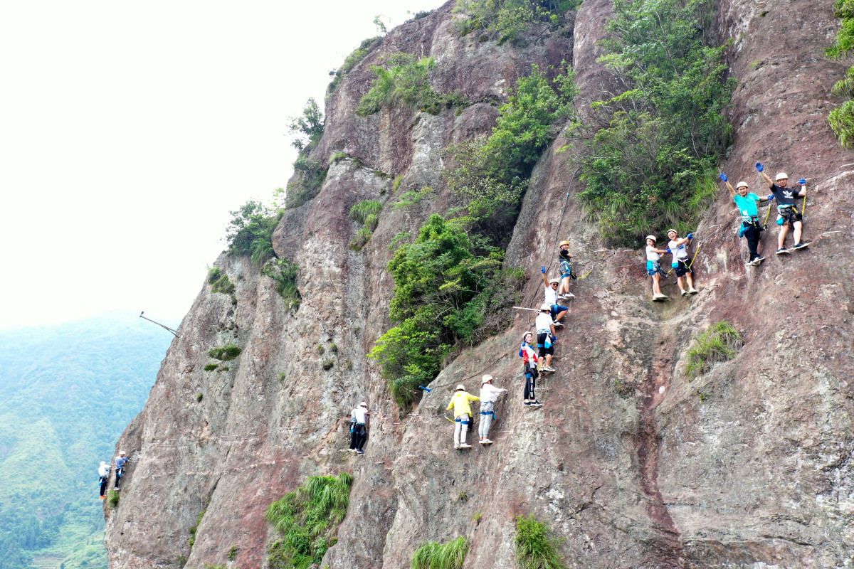 Chinese climbers stuck on Yandang Mountain cliff for overcrowding. worldtravelnews.katonatours.com/2024/05/13/chi… #Yandang #mountyandang #chineseclimber #mounteverest #viralreels #fypviralシ #adventuretravel #AdventureTime
