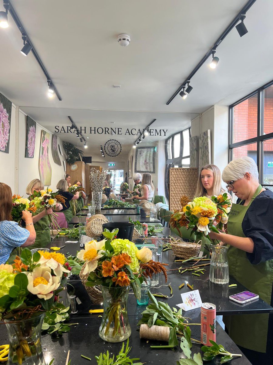 Lots and lots of fun with flowers! Discover our classes and workshops at the Sarah Horne Academy sarahhornebotanicals.com/collections/fl… #flowers #classes #arrangement #workshop #sarahhorneacademy