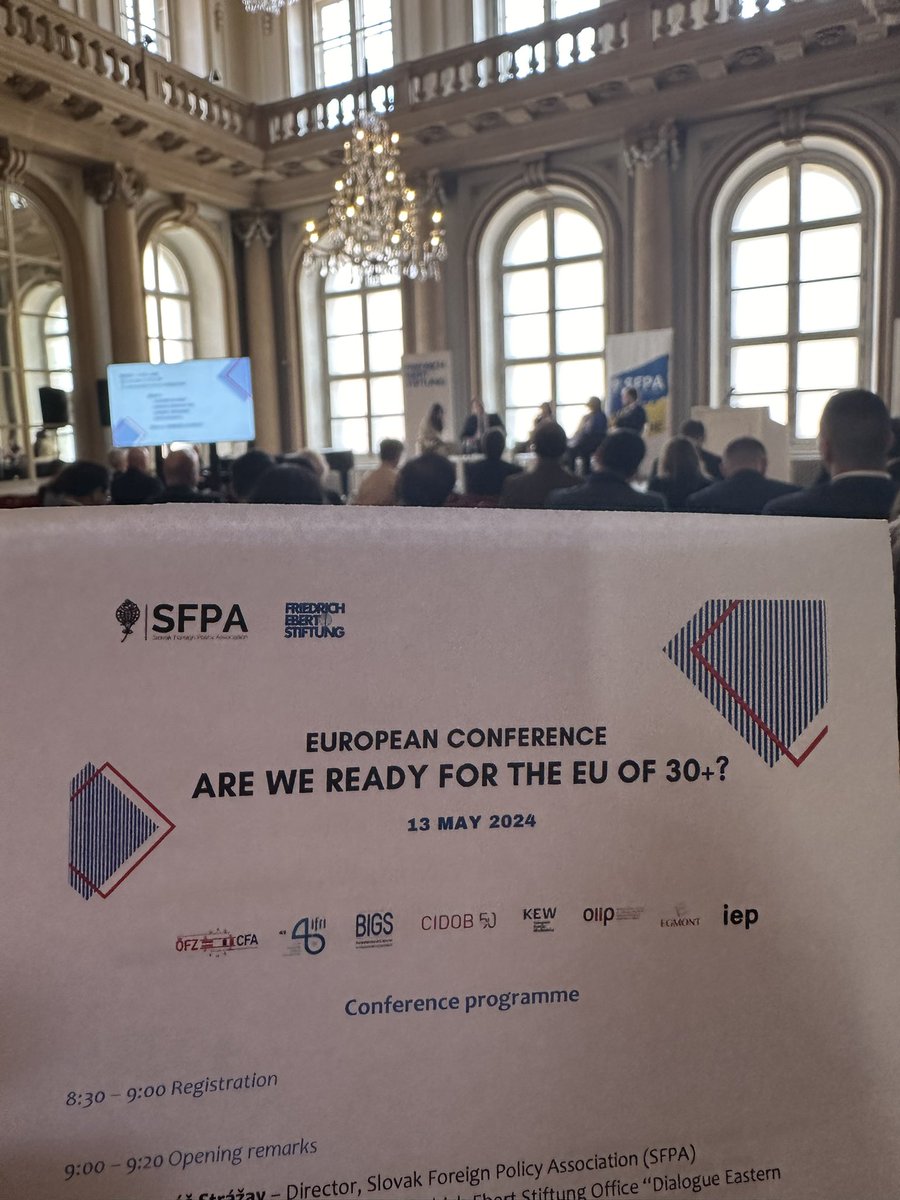 Bin gerade in #Bratislava bei einer sehr guten Konferenz zur EU-Erweiterung des @SFPA_SK. #Ukraine ist grosses Thema, auch #Westbalkan werden wir am Nachmittag diskutieren. Am #Balkan herrscht gerade eher EU-Depression, #Bosnien inklusive. Heute diskutieren wir dazu in Wien 👇