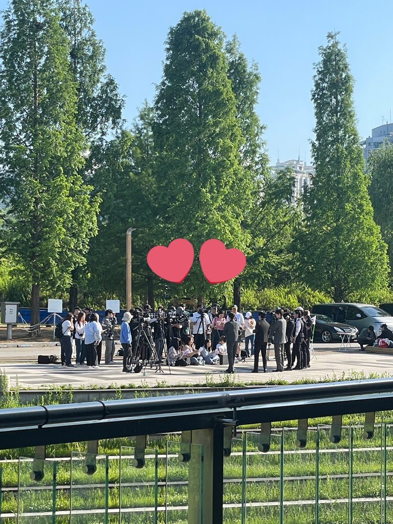 ATEEZ spotted shooting for some show (Idol 1N2D probably??!!) BUT LOOK AT THEIR FITS THEY ARE IN COMPLETE FORMALS 😍

pic and info credits @/DZOASD