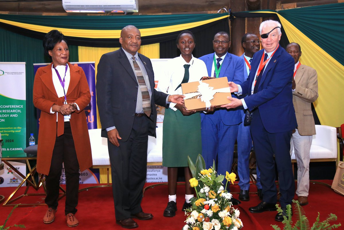 8 May 2024: Dr. Lawrence Banks, DG, presents the ICGEB STIR (Science, Technology, Innovation and Research) Olympiad Award 'Biotechnology for Bioeconomy - targeting high school students #Kenya 🇰🇪 ms-corsti.nacosti.go.ke