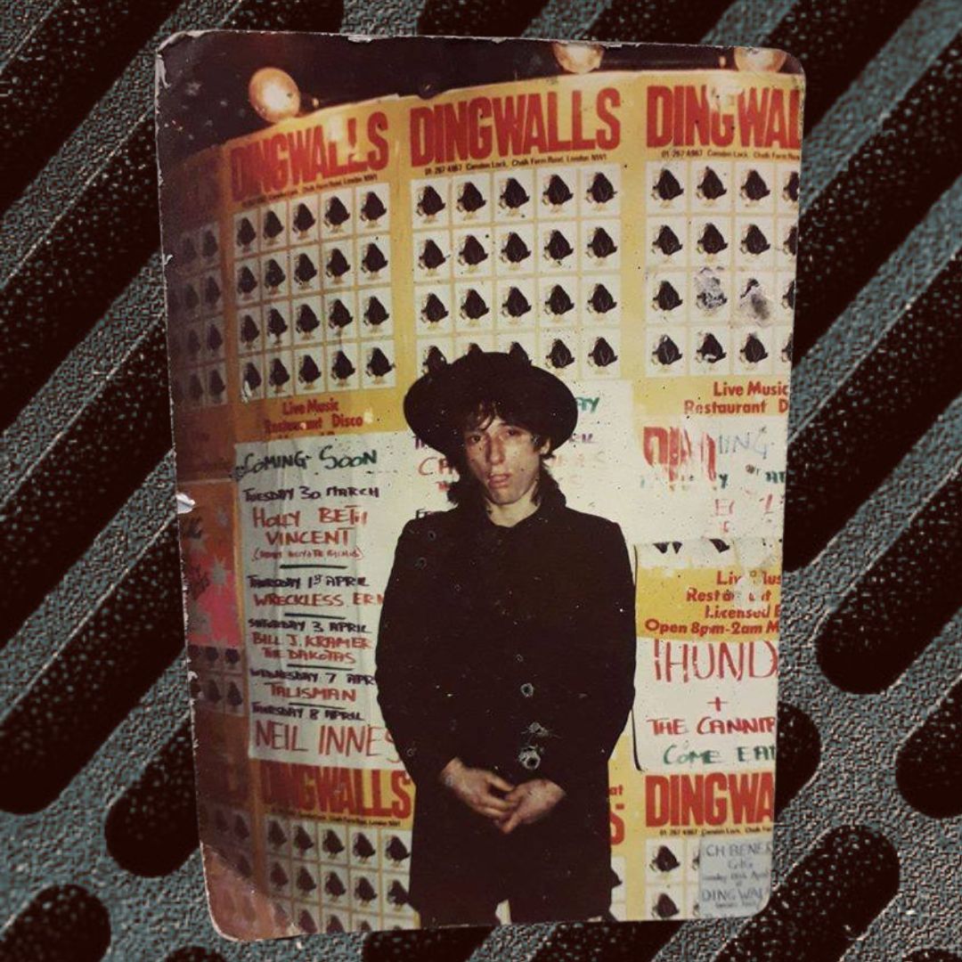 ✰ You can't put your arms around a memory, but you could surely hug a cold pint at one of our upcoming gigs - check the listing here 👉 dingwalls.com

📸: Johnny Thunders (New York Dolls / the Heartbreakers) outside Dingwalls, 1982.