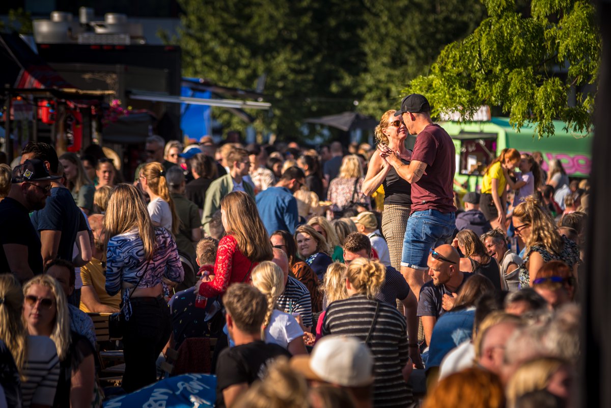 Dit is m’n alltime favoriete <a href="/BarrelFoodFest/">BarrelFoodTruckFest</a> foto. Ramvol Raadhuisplein en mensen die te midden van dat alles een dansje doen. 💓
Dit beeld; daarvoor organiseer je evenementen.
Aanstaand weekend is het weer zover!
 #events #emmen #happydays #pinksterweekend