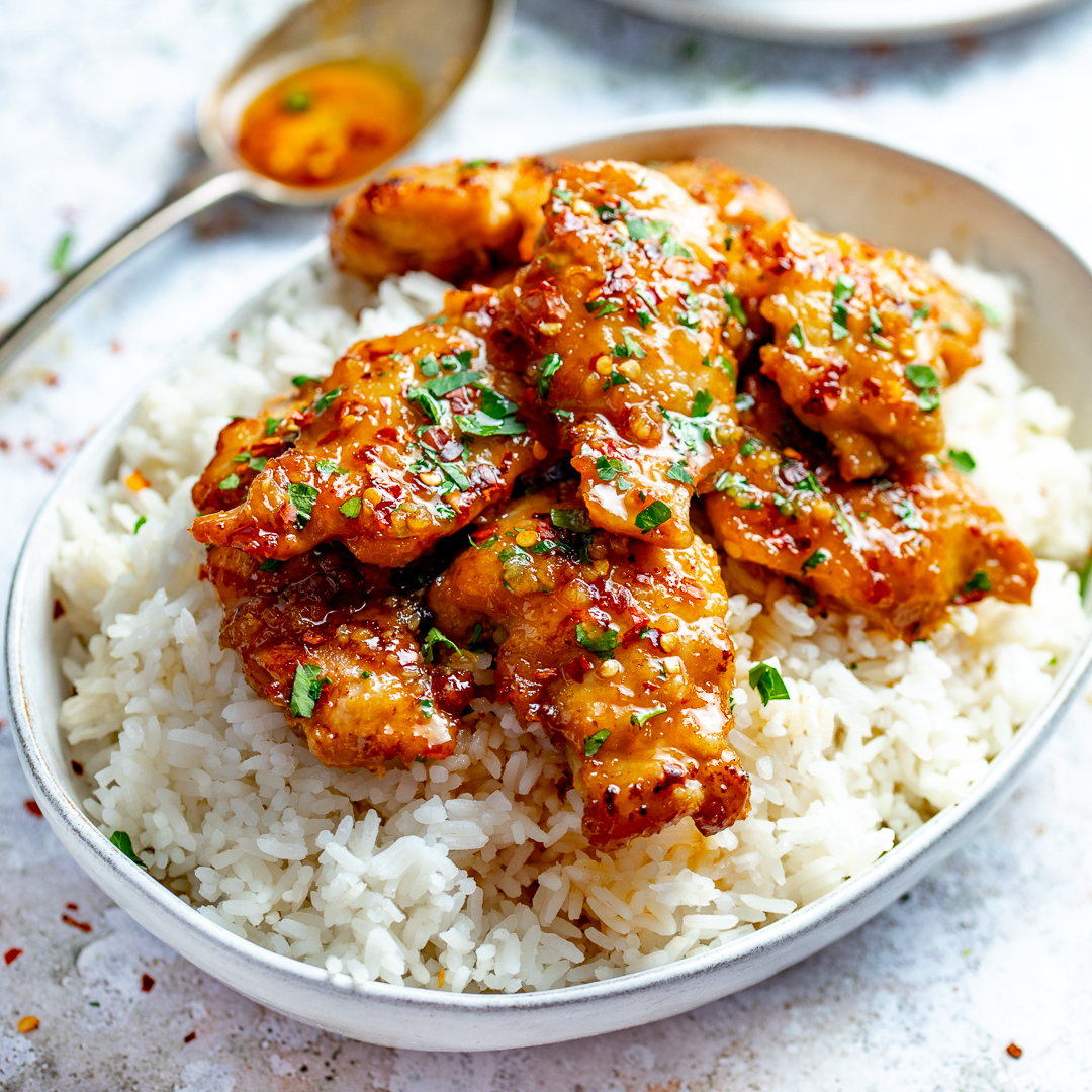 20 minute dinner!!
Crispy chicken in a sticky honey sauce with a sprinkling of chilli flakes. Plus an extra drizzle of that addictive sauce for the rice.⁠
Can't get enough of it!⁠ 😋😍

kitchensanctuary.com/honey-garlic-c…
#kitchensanctuary #Foodie #crispychicken