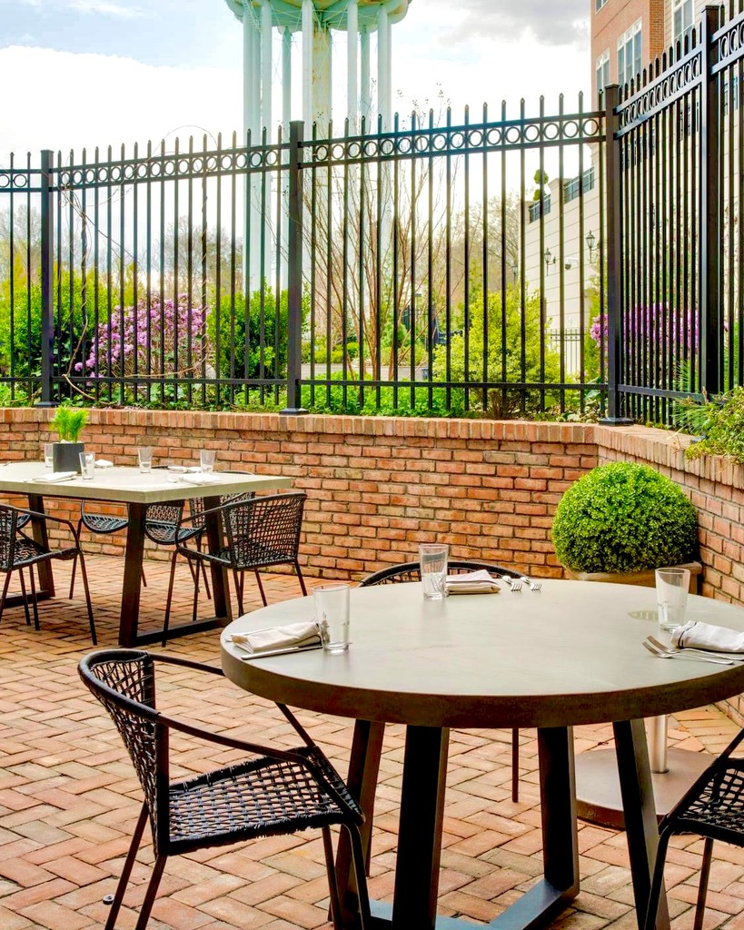 Craving good eats? Swing by #JuniperAtTheVanderbilt ! 🍽️🍸 #discoverlongisland Enjoy live music on Thursday evenings, handcrafted cocktails, and gourmet meals all from the outdoor patio! ☀️ discoverlongisland.com/listing/vander…
