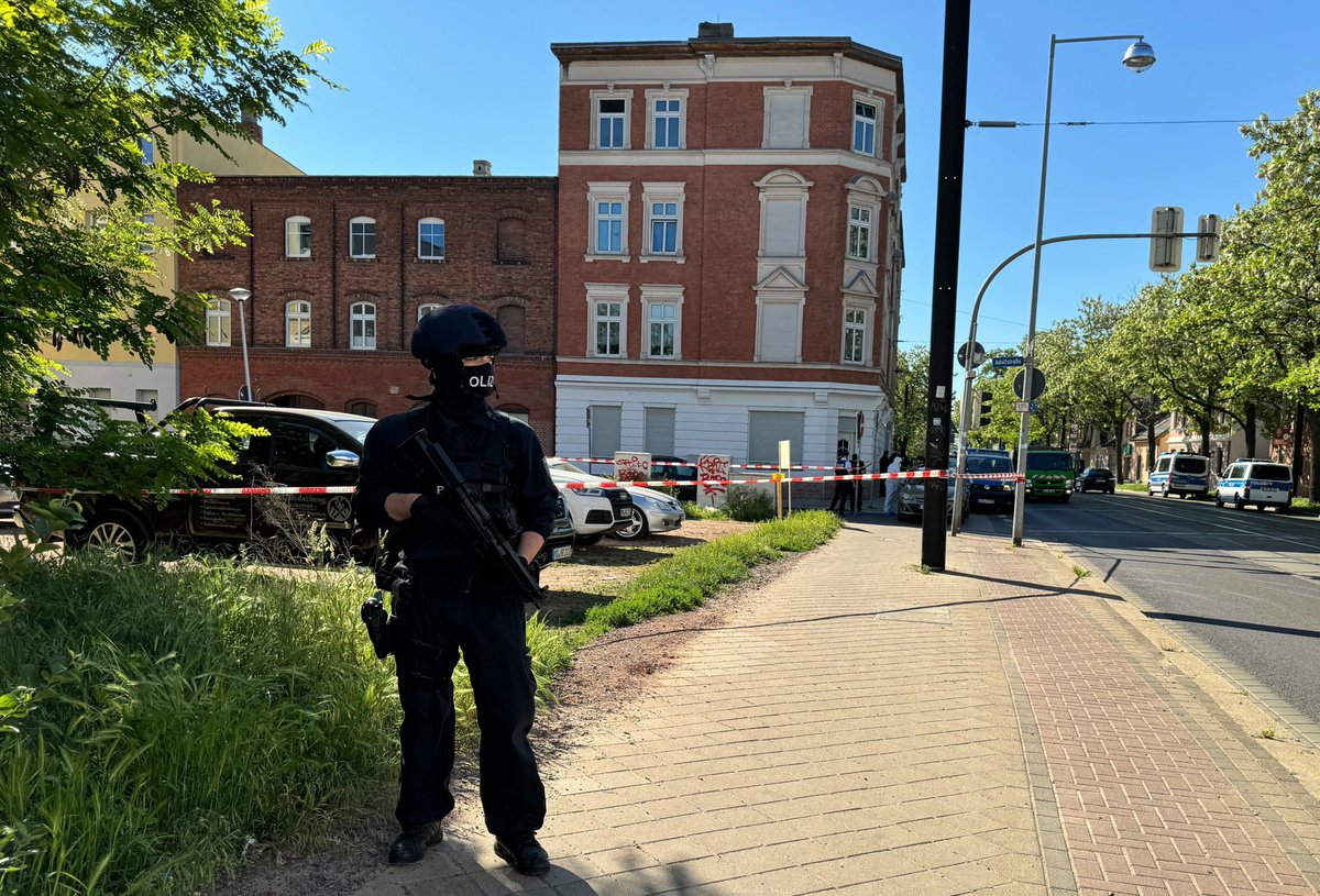 Alarm in #Magdeburg: Eine Frau wurde niedergeschossen, die Polizei sucht schwerbewaffnet nach dem Täter.
nius.de/news/frau-nied…
