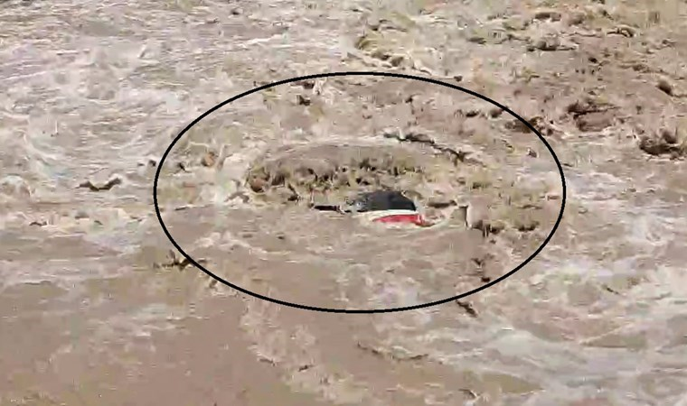 Sel sularına kapılan araçtaki 2 kişi yaralandı cumhuriyet.com.tr/turkiye/sel-su…