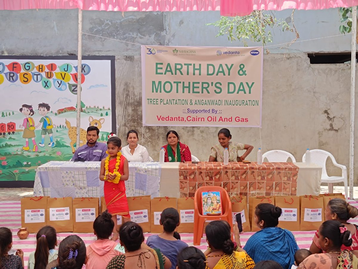 NavrachnaTrust's tweet photo. Earth day &amp; Mother's day held under MLI Project, CSR initiative by Vedanta Limited. Nutrition kits were distributed to 50 breastfeeding Mothers. Tree plantation also done in Aaganwadi premises by the guests.
@Vedanta_Group @AnilAgarwalFndn @AnilAgarwal_Ved https://t.co/gQb1P2589t