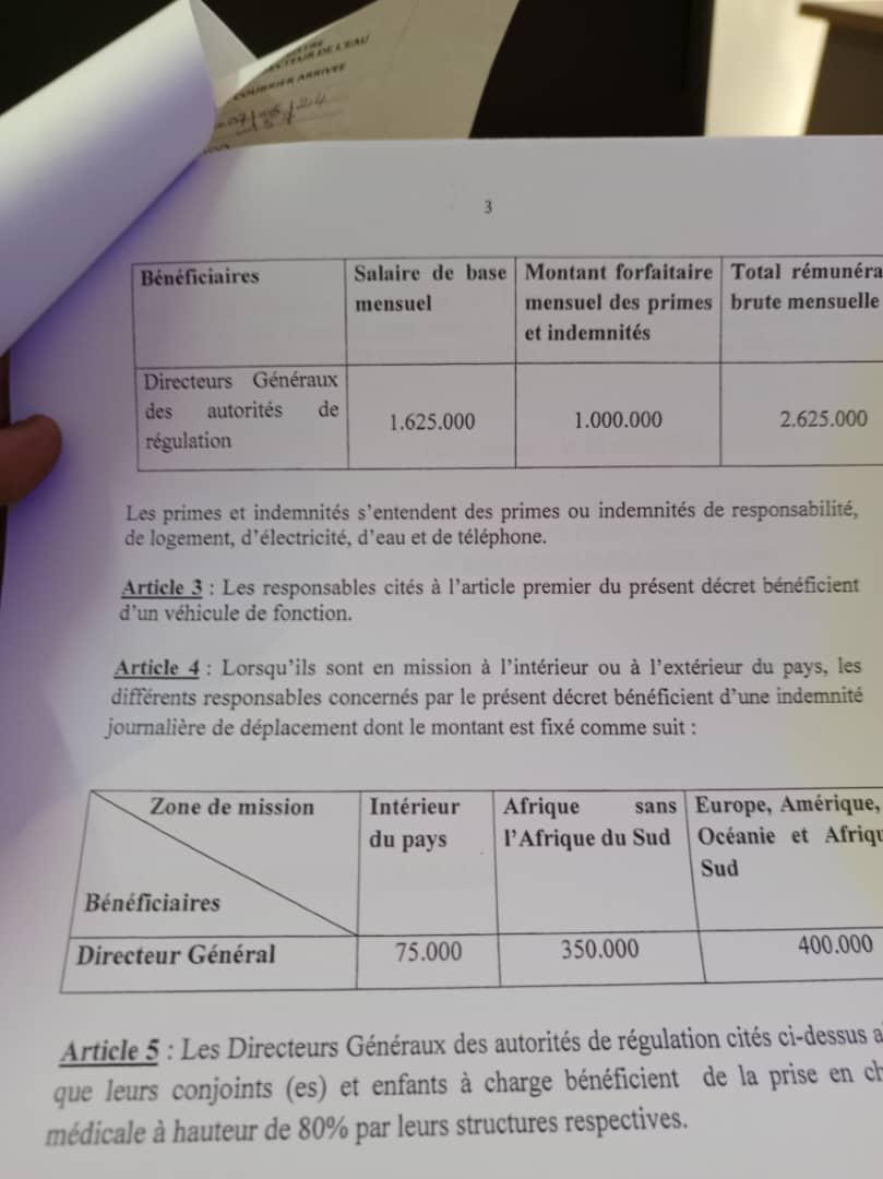 MounkailaSani1's tweet photo. Salaires, primes et indemnités de certains directeurs de sociétés d'État au #Niger🇳🇪 pendant ces moments de difficulté financières.
Comment peut-on continuer à demander aux pauvres populations de contribuer au fonds de solidarité ⁉️ https://t.co/JNU1AtlZl9