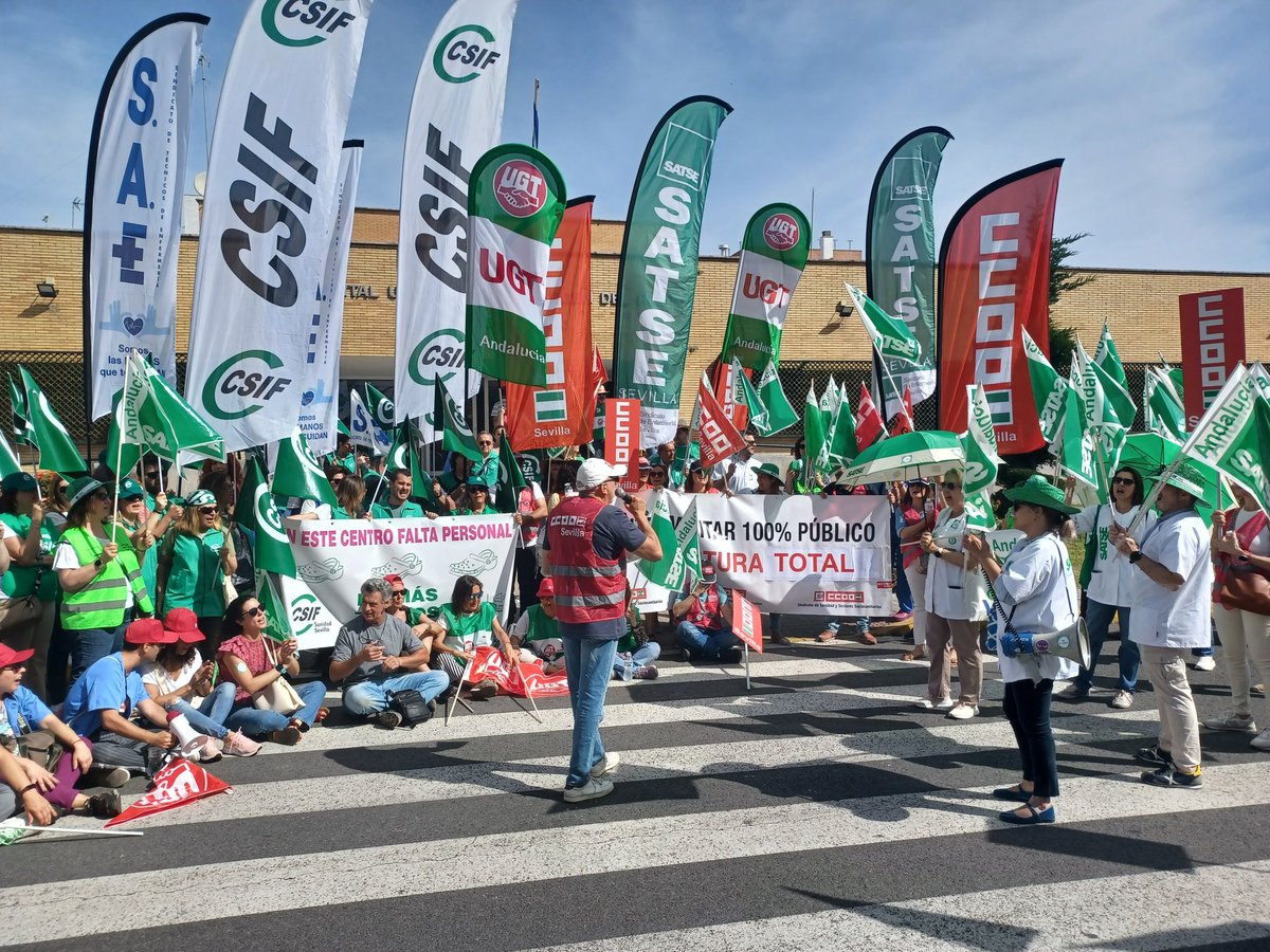 🔴 NO AL CIERRE DEL HOSPITAL MILITAR ‼️ 📍Final de la Manifestación, que partió del Hospital Militar Pedimos dimisión del Gerente del @HospitalUVRocio x recortar +13 millones euros en personal