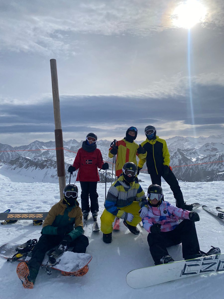pr0gr4ma2's tweet photo. Avui hem tingut la visita del Marc Bosch, entrenador de l'equip paralímpic espanyol. 🏂

Un dels aspectes que ens emportem de la xarrada és la importància d'adaptar-nos, ja que tot i tenir-ho tot programat les condicions i context de cada persona són canviants. 🧐

#24peafeinefc https://t.co/k5IAg4rRfY