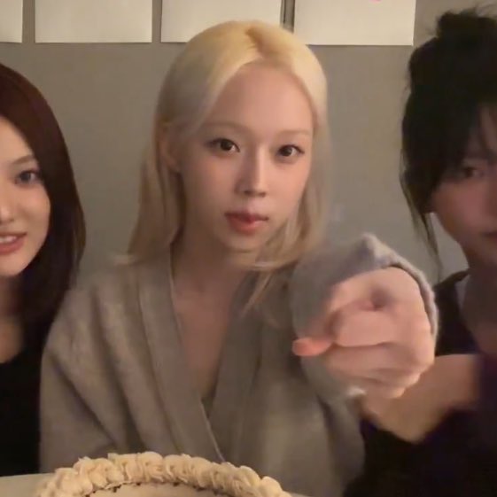 hourlykwinter's tweet photo. weverse live! https://t.co/E1fNztEmtJ