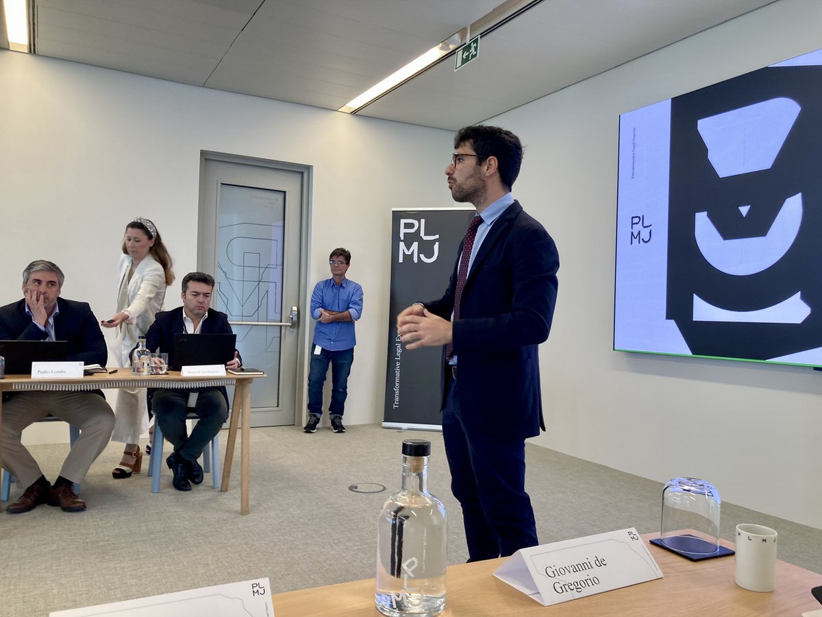 Prof. @G_De_Gregorio opening the first roundtable on Platform Regulation co-organized with PLMJ 🎙️ An exciting morning ahead, with presentations on all things DSA, DMA, AVMS, CDSM, etc.