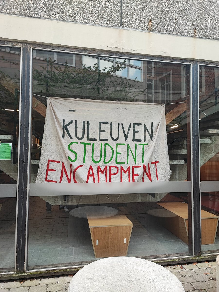 Een honderdtal studenten bezet gebouw de Valk van de @KU_Leuven. Ze eisen onder meer dat de universiteit alle samenwerkingen met Israëlische universiteiten en bedrijven stopzet. Deze namiddag zitten ze opnieuw samen met de rector.  #robnieuws #robtv