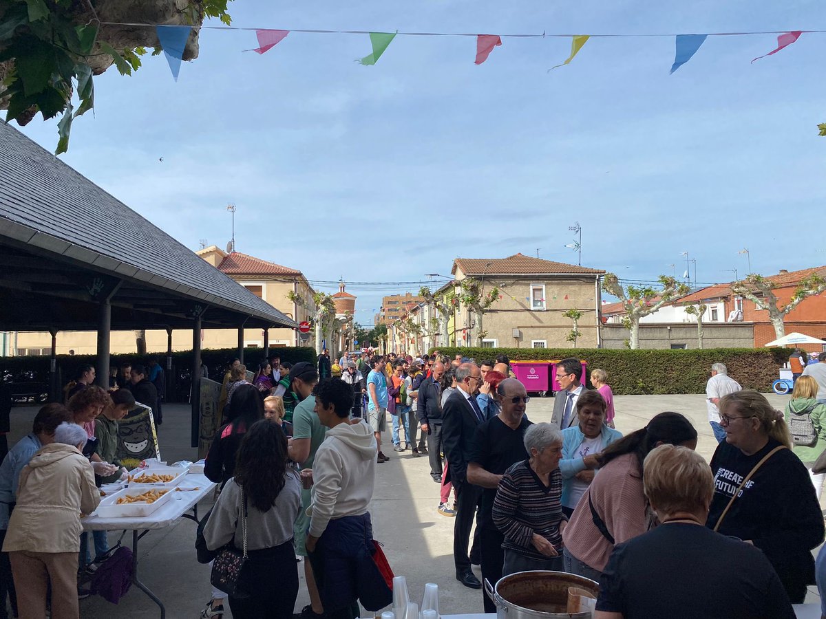 PSOE_AytoVLL's tweet photo. Los vecinos de San Pedro Regalado celebran las fiestas del barrio. 

Los concejales del Grupo Municipal Socialista han participado en la tradicional chocolatada y otras actividades https://t.co/pha7AsP0uh