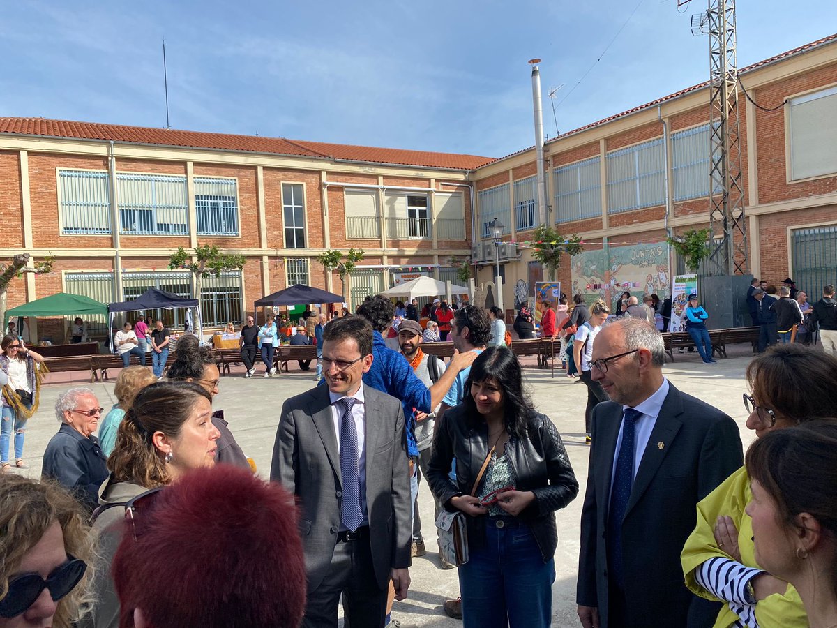 PSOE_AytoVLL's tweet photo. Los vecinos de San Pedro Regalado celebran las fiestas del barrio. 

Los concejales del Grupo Municipal Socialista han participado en la tradicional chocolatada y otras actividades https://t.co/pha7AsP0uh