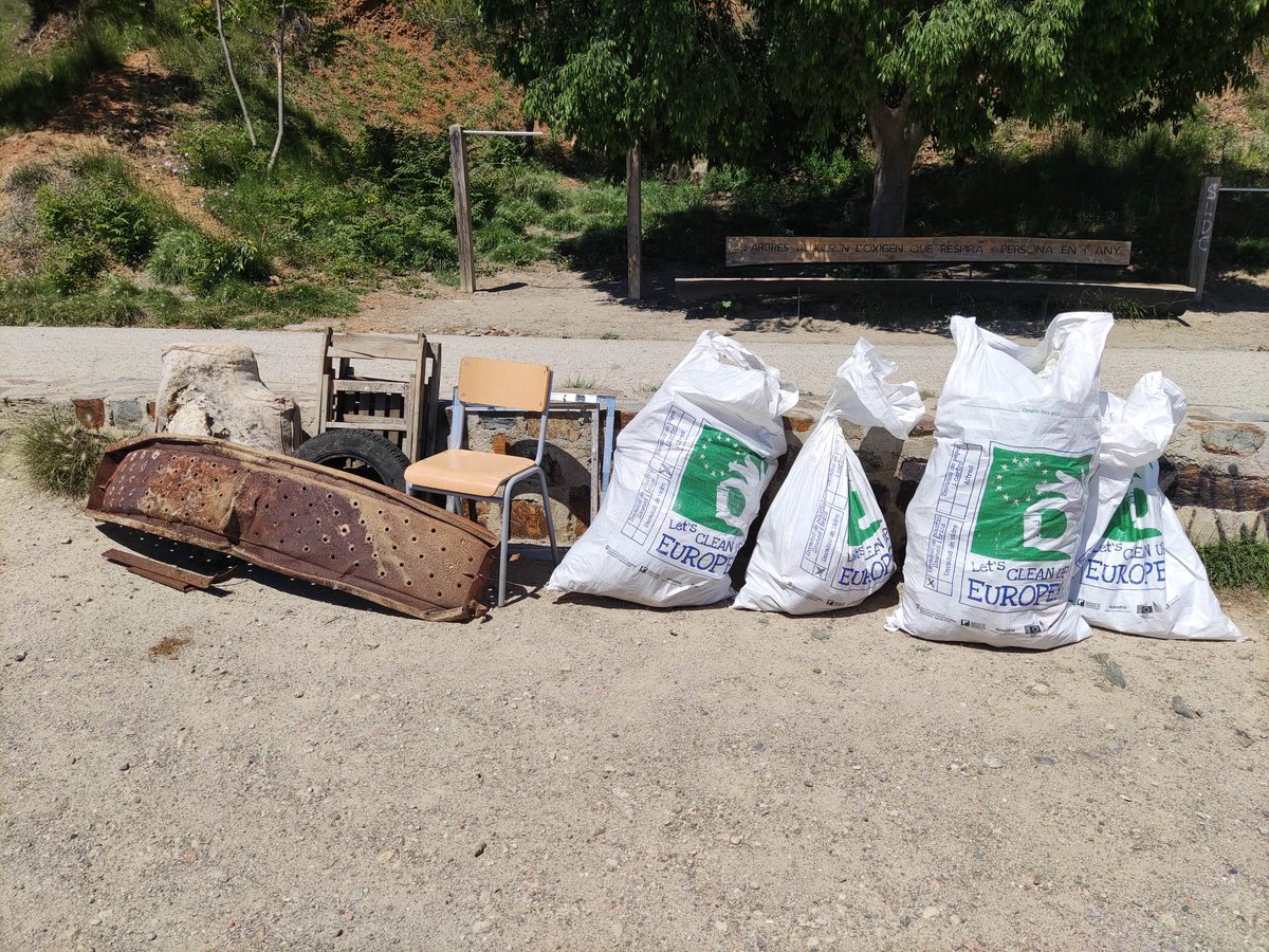 ♻️Aquest cap de setmana hem participat al Let's Clean Up Europe Day i hem recollit un total de 81'5kg de brossa de l'entorn! Gràcies a totes les que hi heu participat 🙌🌱💚 #LluïSOStenible #letscleanupeurope