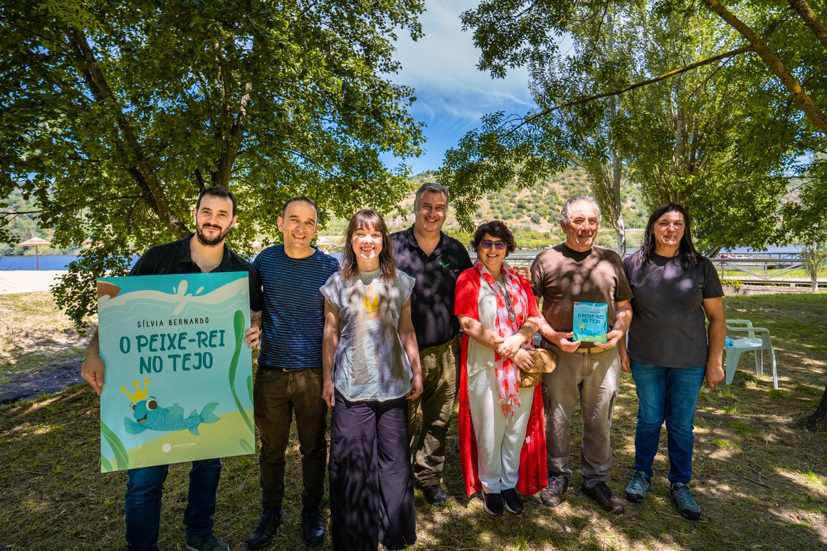 FishInvasionLab's tweet image. On the book launching of &quot;Peixe-rei no Tejo&quot;! A group picture that resumes our team&apos;s main goal. We work together with, and for, the Portuguese society. In the picture we have professional fishermen (2), restaurant owners (3), a researcher and a writer! @MAREscience #megapredator