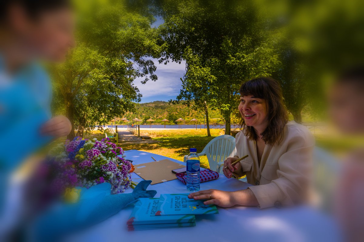 FishInvasionLab's tweet image. On the book launching of &quot;Peixe-rei no Tejo&quot;! A group picture that resumes our team&apos;s main goal. We work together with, and for, the Portuguese society. In the picture we have professional fishermen (2), restaurant owners (3), a researcher and a writer! @MAREscience #megapredator