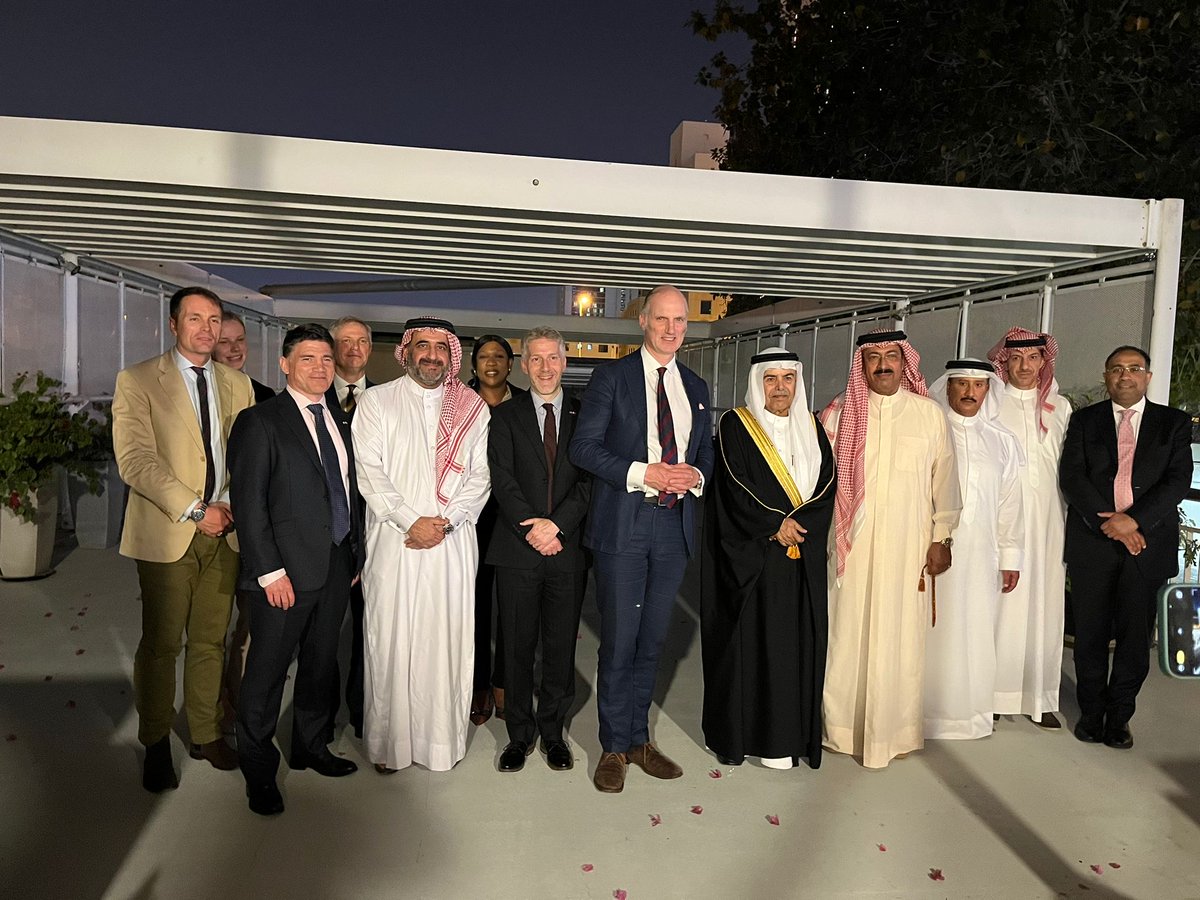 LeoDochertyUK's tweet photo. We share more than 200 years of relations with Bahrain &amp;, as the host of @UKMCCMiddleEast, it is a key defence partner for the UK in the Gulf. 🇬🇧🇧🇭

I discussed the latest regional developments with my friend, the Minister of Defence, as well as both UK &amp; US personnel in Manama. https://t.co/QnVbfdgrau