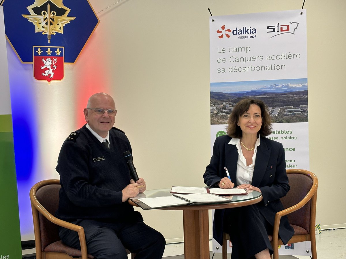 ecom_news's tweet photo. En direct du Camp de Canjuers #HautVar pour la signature du Contrat de performance de ce camp militaire le plus grand d’Europe qui doit permettre l’économie d’énergie de 40% et une réduction des émissions de CO2 de 90% avec @dalkia @JehannoSylvie et @Armees_Gouv @armeedeterre https://t.co/UZGeMzTStN