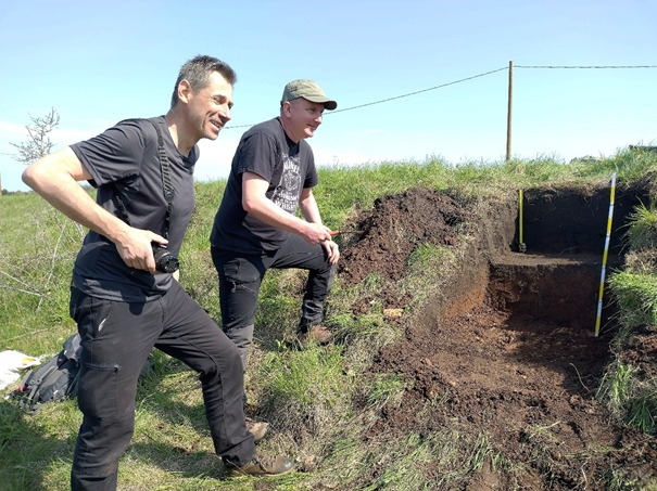 igsopas's tweet image. Spring #fieldwork in Latvia! Our team is currently engaged in geoarchaeological research on the hillforts along the Daugava waterway: as part of the Polish-German Beethoven program in the "INHILLDAUGAR" project. Polish PI: Piotr Kittel 🌊📷 #FieldResearch #Archaeology #igsopas