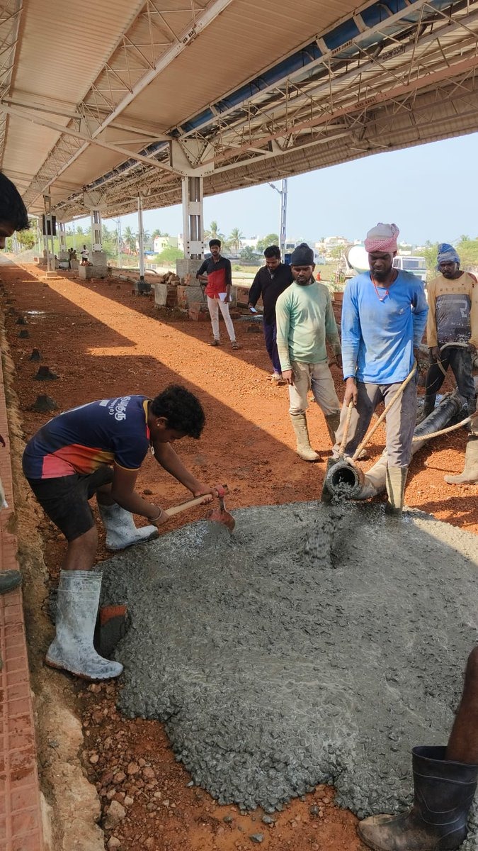 Enhancing Comfort at #Karaikal Railway Station! 🚧 Platform 2 & 3 shelters receive upgraded PCC concrete flooring works are in progress under the #AmritBharatStationScheme. #SRInfraUpdates #SouthernRailway