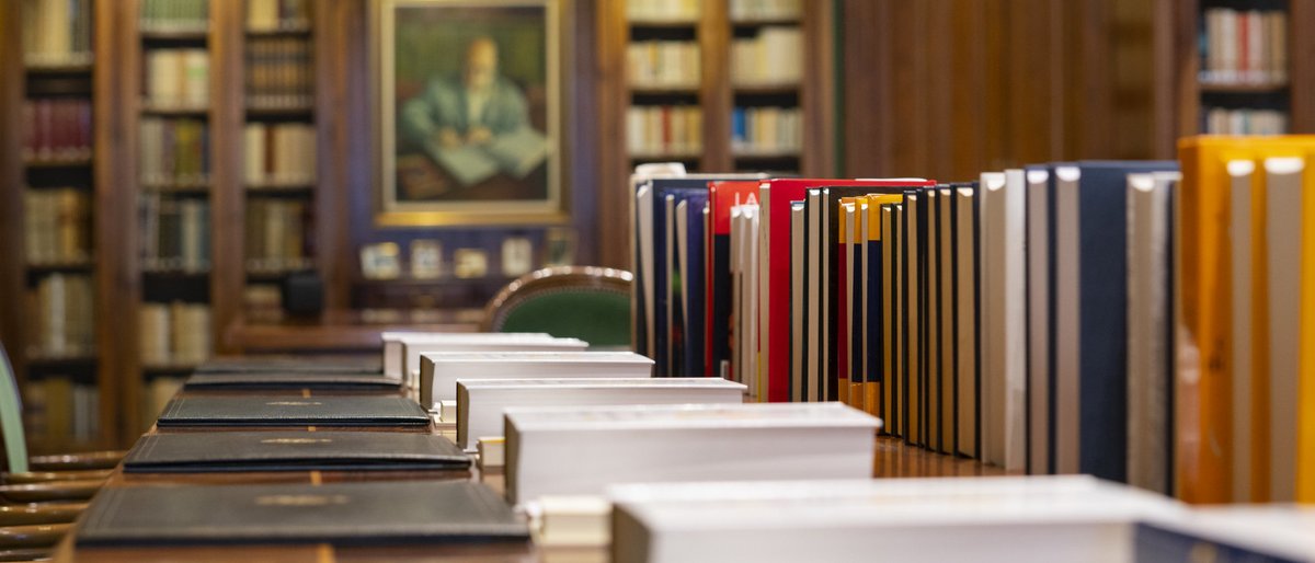 Los diccionarios (actuales y antiguos), la gramática y la ortografía, todos los corpus y ficheros del banco de datos de la Academia, los boletines... Todos los recursos en línea de la RAE, al alcance de la mano, en la página web: ow.ly/MnB250R0X3T.