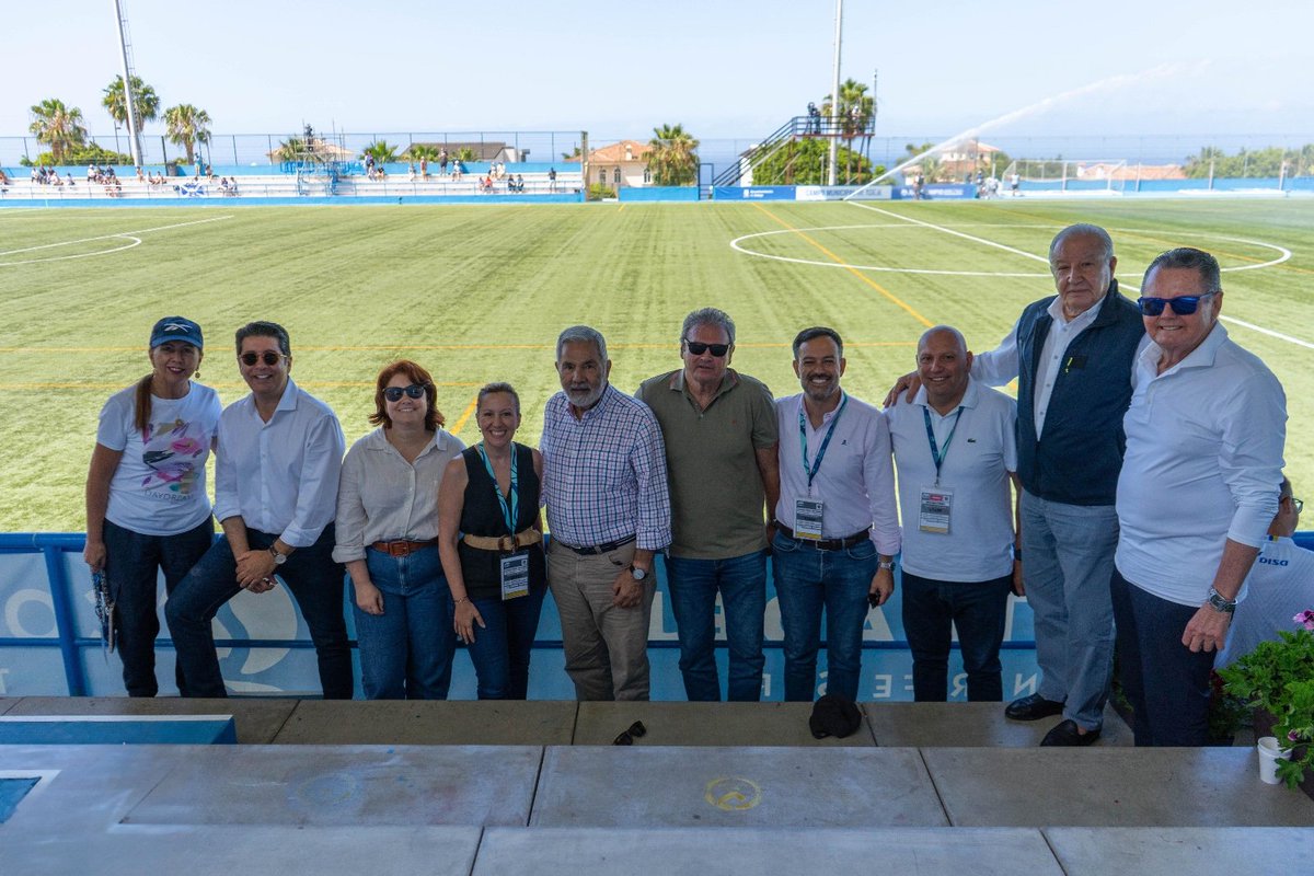 Con las jugadoras y el conjunto de quienes hacen posible la @UDCATenerife, un orgullo para Tenerife y que mantiene, un año más, la categoría. Penúltimo encuentro del equipo en casa