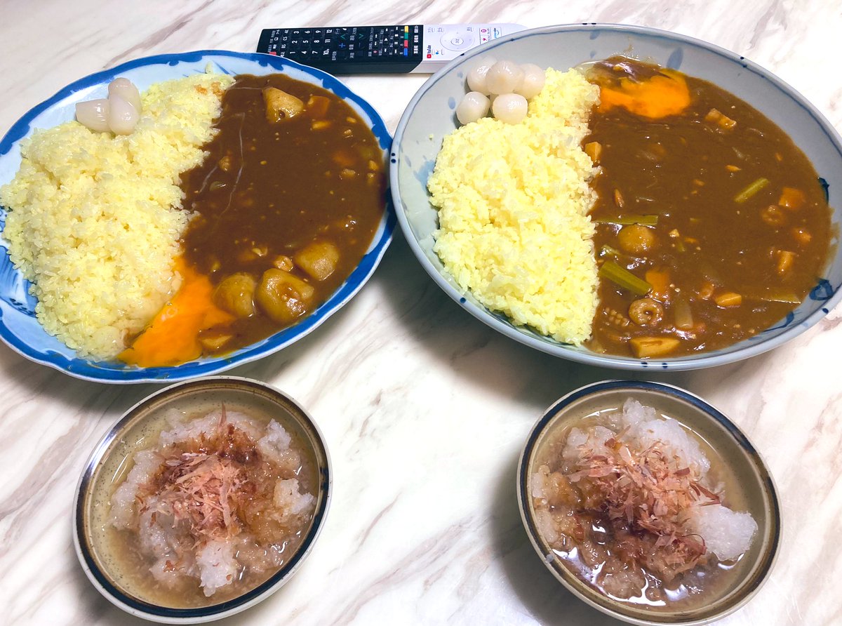 『デカ皿ワイルドカレー🍛』 本日は、 野菜室と冷凍室のスペースを確保する為、 ルーの具は賞味期限ギリアウトの物ばかりで作った、🍛じゃい！ それに、大根おろしを作った時に、 上の葉を捨てるのが勿体なかったので、 ルーの中に全部放り込んでやったぜぇ~ 悪いルーだろ〜~👋🏻👽……( ꜆-ࡇ-)꜆