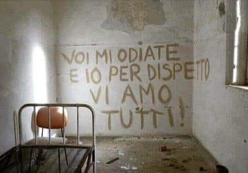 Rossella660's tweet image. Il sonnifero no, mi offusca i sogni
Io grido, grido grido e qui se ne riposano 
Maria Luisa Spaziani 

📷Una frase di Kurt Cobain scritta da un internato nell' ex ospedale psichiatrico di Sassari 

#francobasaglia