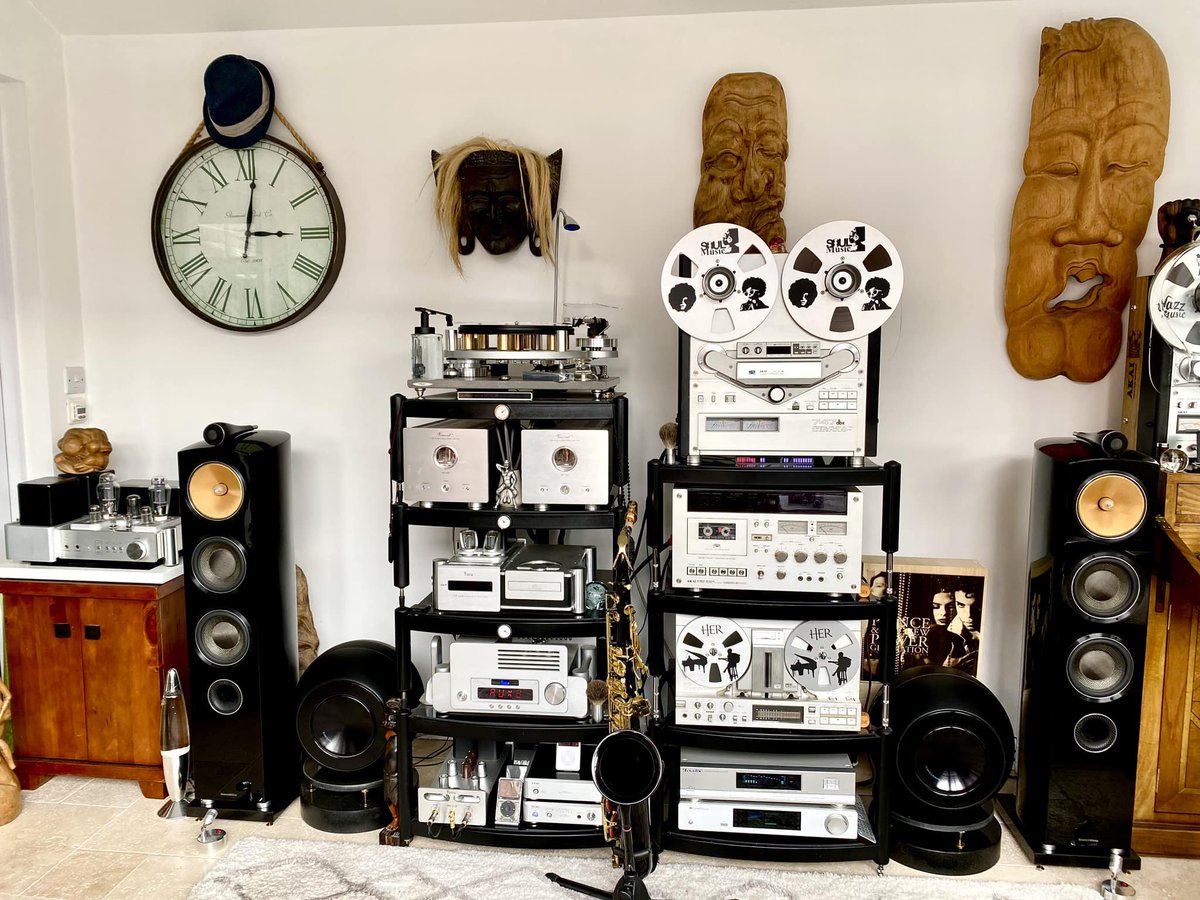 When vintage gear meets modern one (photo: Trés James) #akai #cambridgeaudio #technics #turntable #reeltoreel #vintageaudio #vintage #retro #hifi #gear #analog #digital #audio #sound #music
