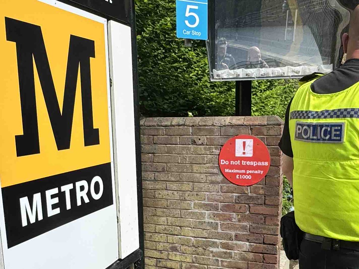 #NPMetro #MetroNPT In the last 5 days, 👮‍♂️Officers have removed X3 adults from @my_metro tracks. All 3 now face a day at court. Trespassers cause a delay to #Metro service and put themselves in extreme danger. #NorthumbriaPolice #NorthTyneside #Gateshead #SouthTyneside  #Nexus