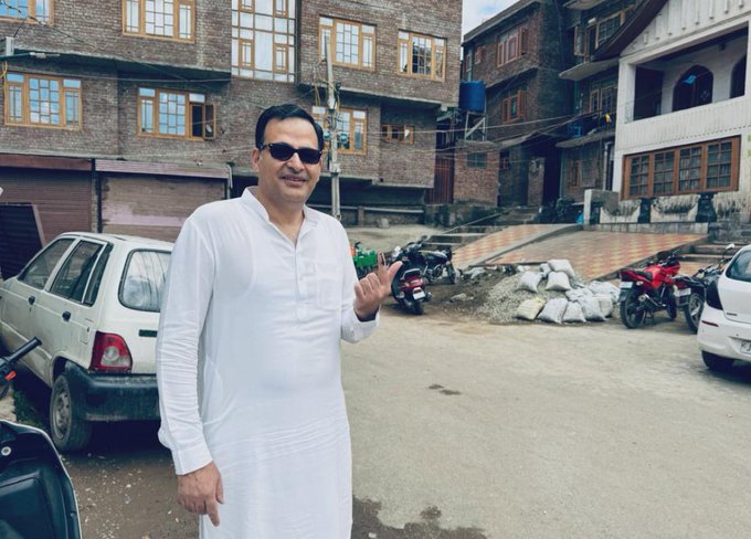 jkmediasocial's tweet image. #Kashmiri #Pandit travels from #Gurgaon to #Srinagar to cast #vote