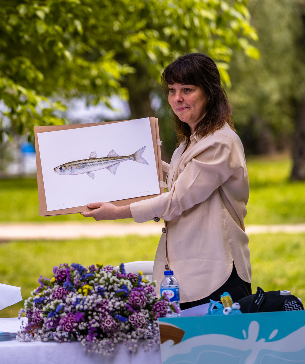 FishInvasionLab's tweet image. On the book launching of &quot;Peixe-rei no Tejo&quot;! A group picture that resumes our team&apos;s main goal. We work together with, and for, the Portuguese society. In the picture we have professional fishermen (2), restaurant owners (3), a researcher and a writer! @MAREscience #megapredator