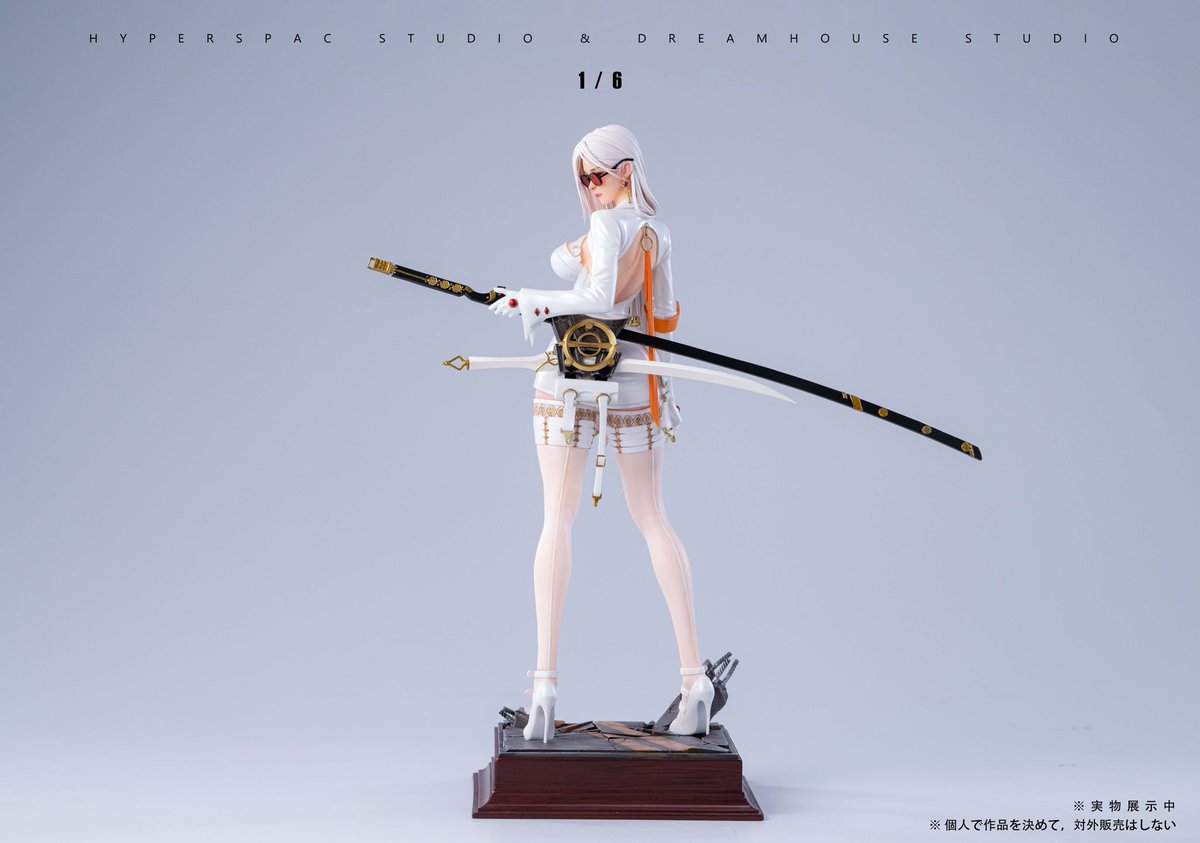 白い衣を着たBLADE