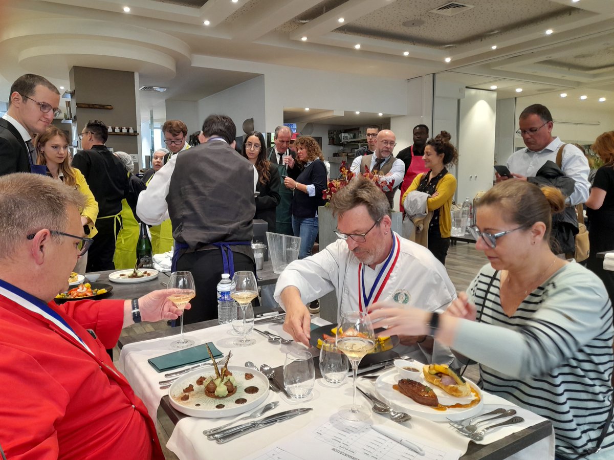 FTravail_IDF's tweet photo. 🔴 En direct du concours Cap'Handicook 2024🧑🍳
➡️ Un concours culinaire afin de valoriser les compétences des personnes en situation de #handicap sur le secteur de la restauration
cc @Capemploi_ @CheopsIDF https://t.co/N4tpghNltr