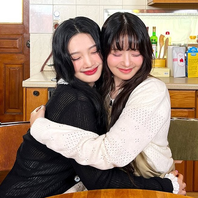 rei-chan's manner hands finally hugging joy's back perfectly now 😭😭😭😭