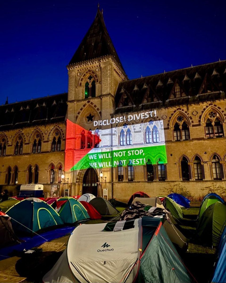 🔴 ABD'nin Oxford Üniversitesi'ndeki Gazze Kampı'nda kampüs binasına 'Durmayacağız, dinlenmeyeceğiz!' yazısı yansıtıldı.